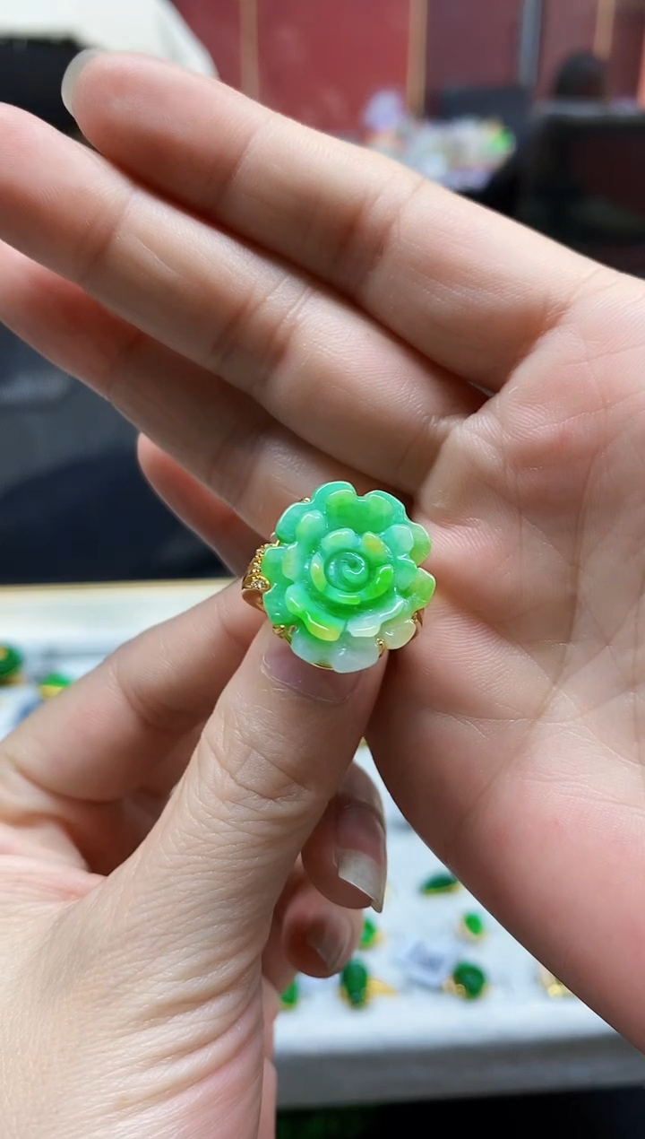 颈饰未镶嵌翡翠戒指