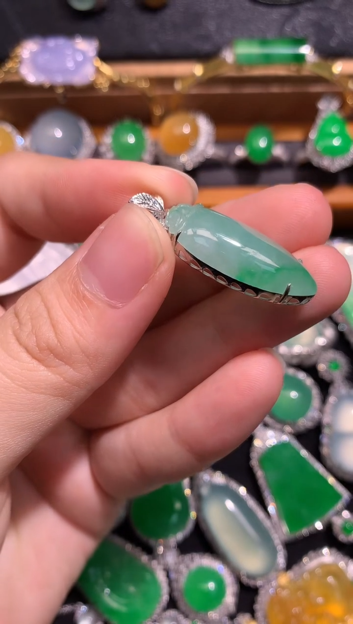 翡翠18K金镶嵌颈饰翡翠