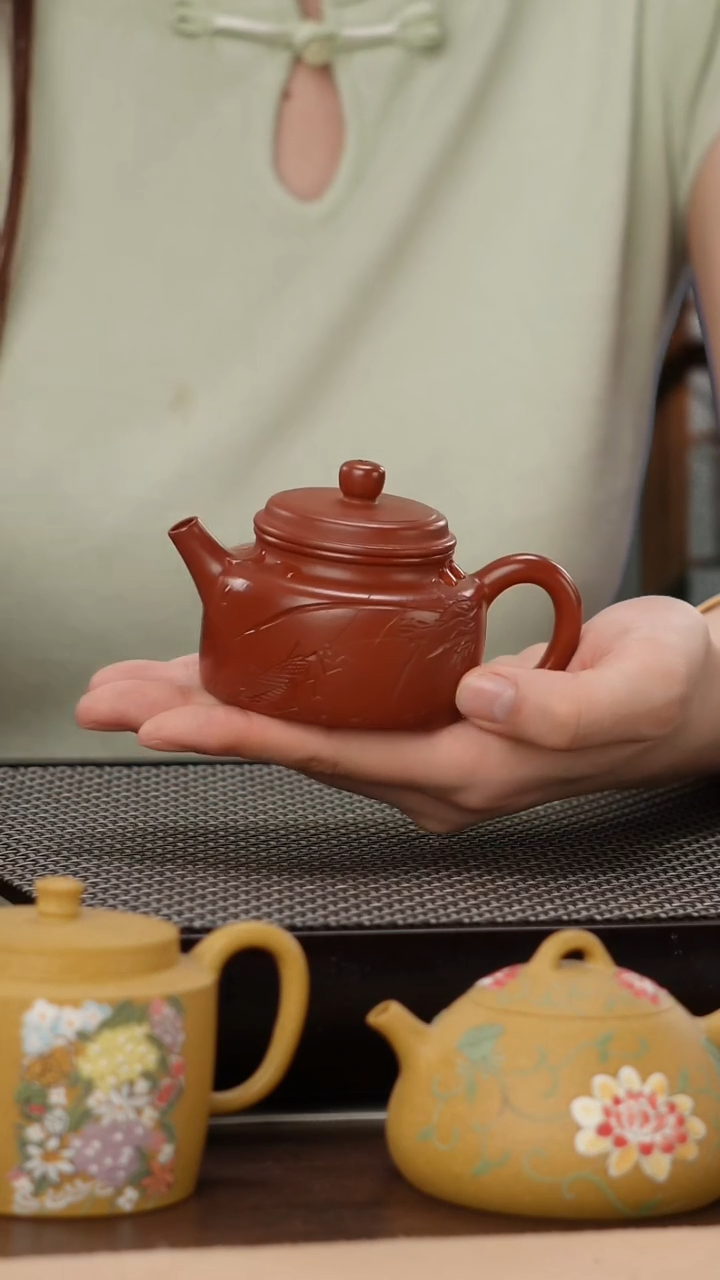 茶壶紫砂朱泥大红袍精工兰花刻绘德钟130cc