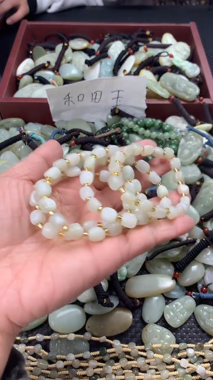 颈饰未镶嵌和田玉（多样性发一件）没有证书有瑕