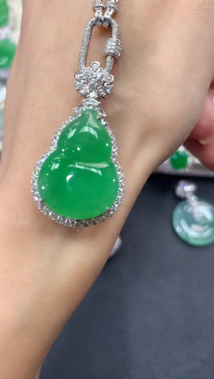 【闪购商品】翡翠吊坠(不含链)18K金镶嵌q85        