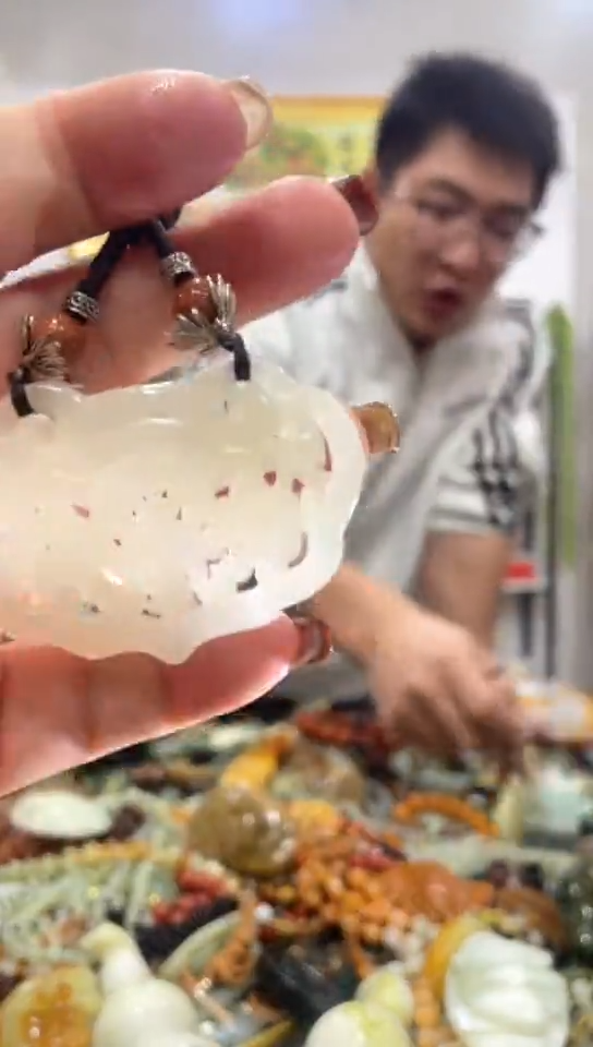 未镶嵌蛇纹石玉吊坠   