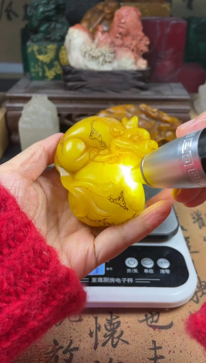 寿山石印石鸡油黄貔貅手把件