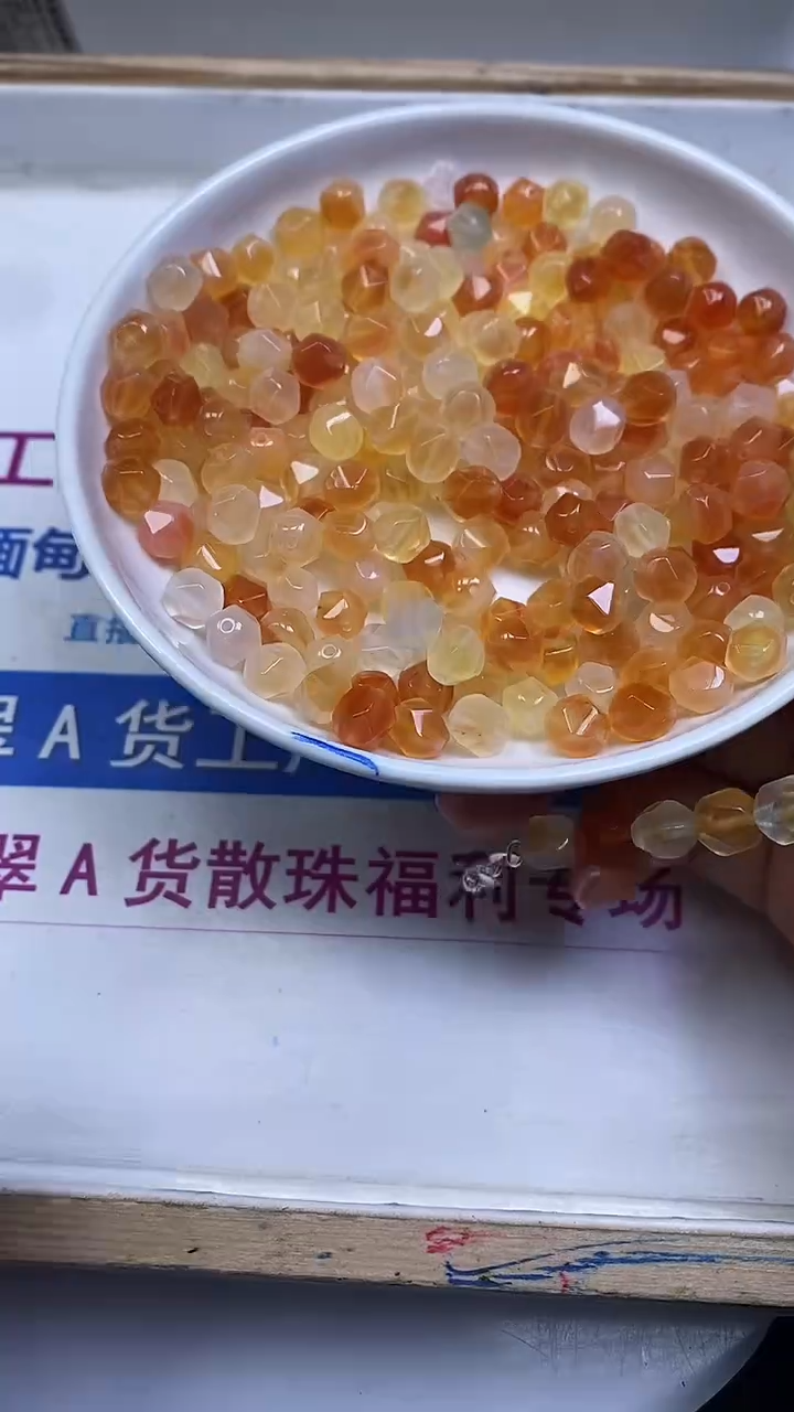 未镶嵌散珠南红玛瑙E807 飘花南红切面8mm20颗9.8元