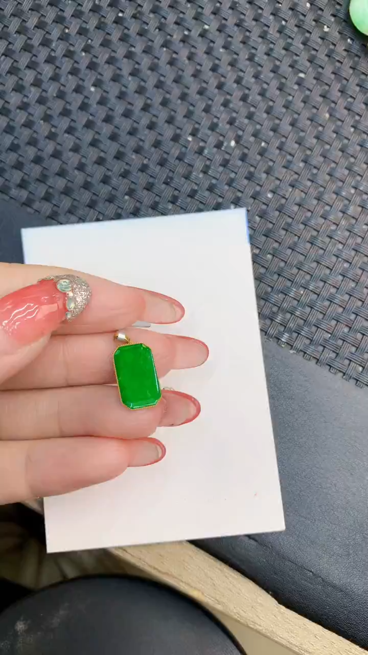 颈饰18K金镶嵌翡翠1