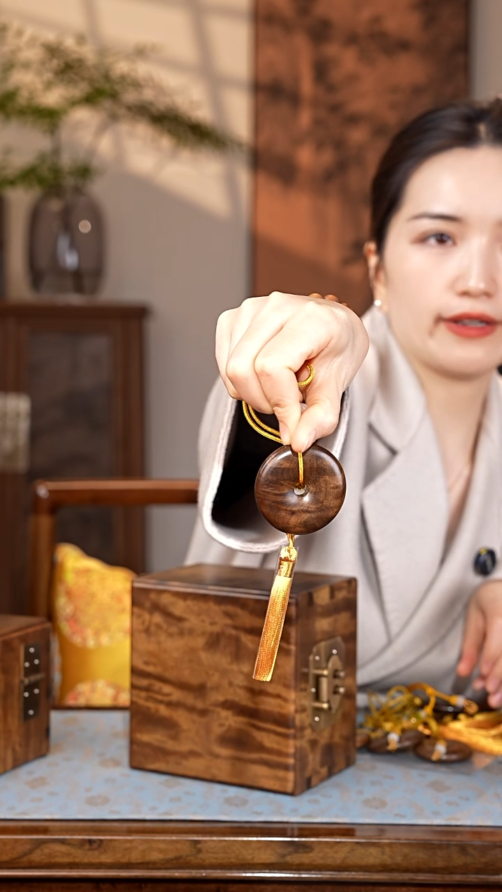 乌木类家具叫**日金丝楠阴沉木 满花满纹一木一器手捧盒