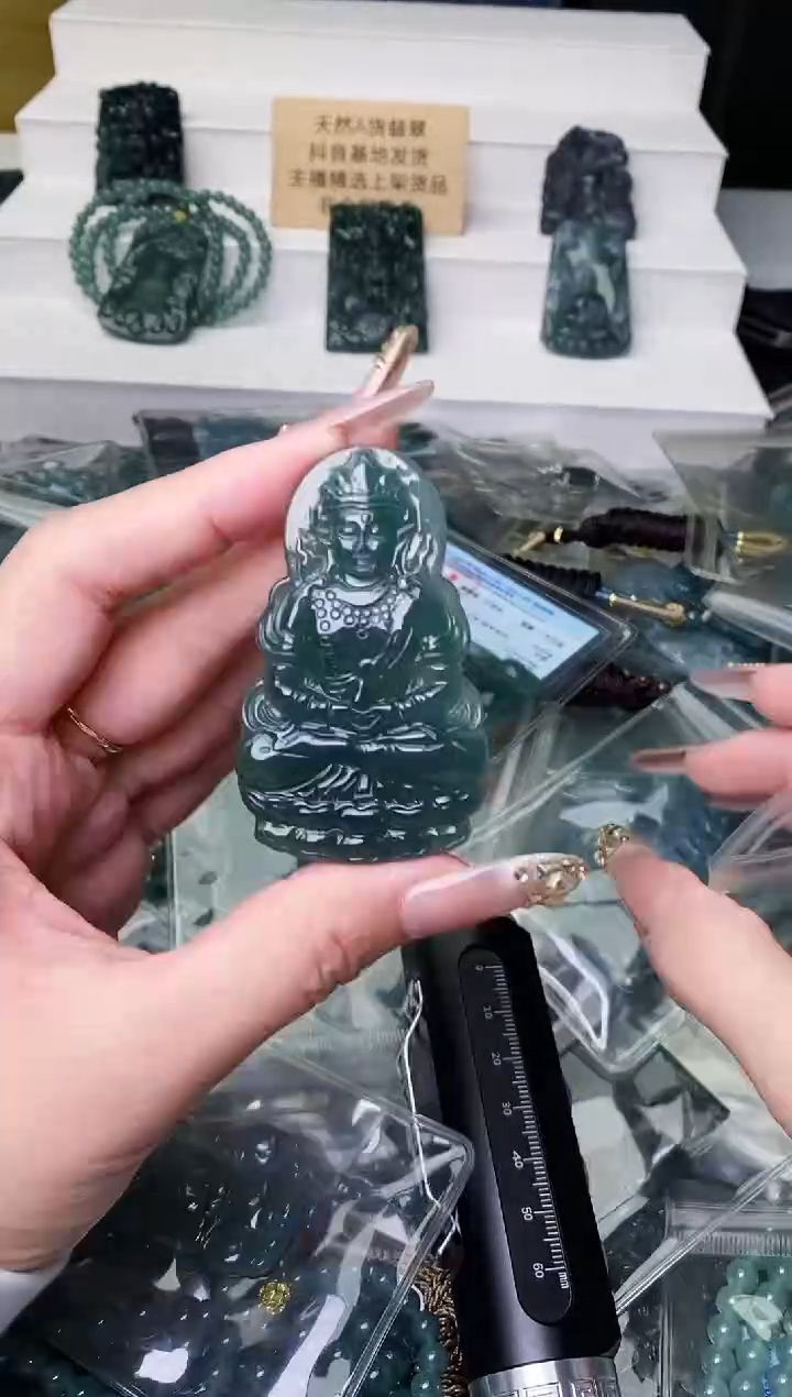 颈饰未镶嵌翡翠 