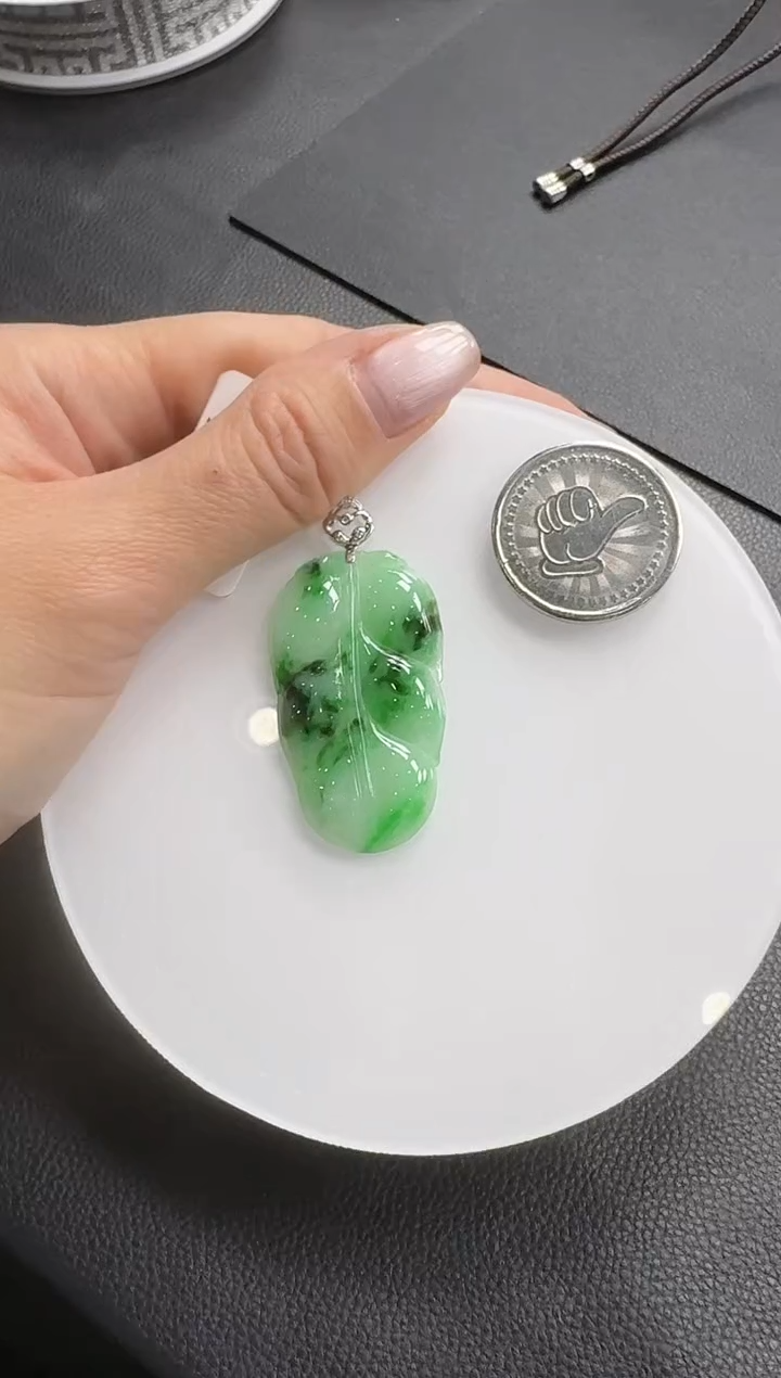 【闪购商品】翡翠颈饰18K金镶嵌叶子