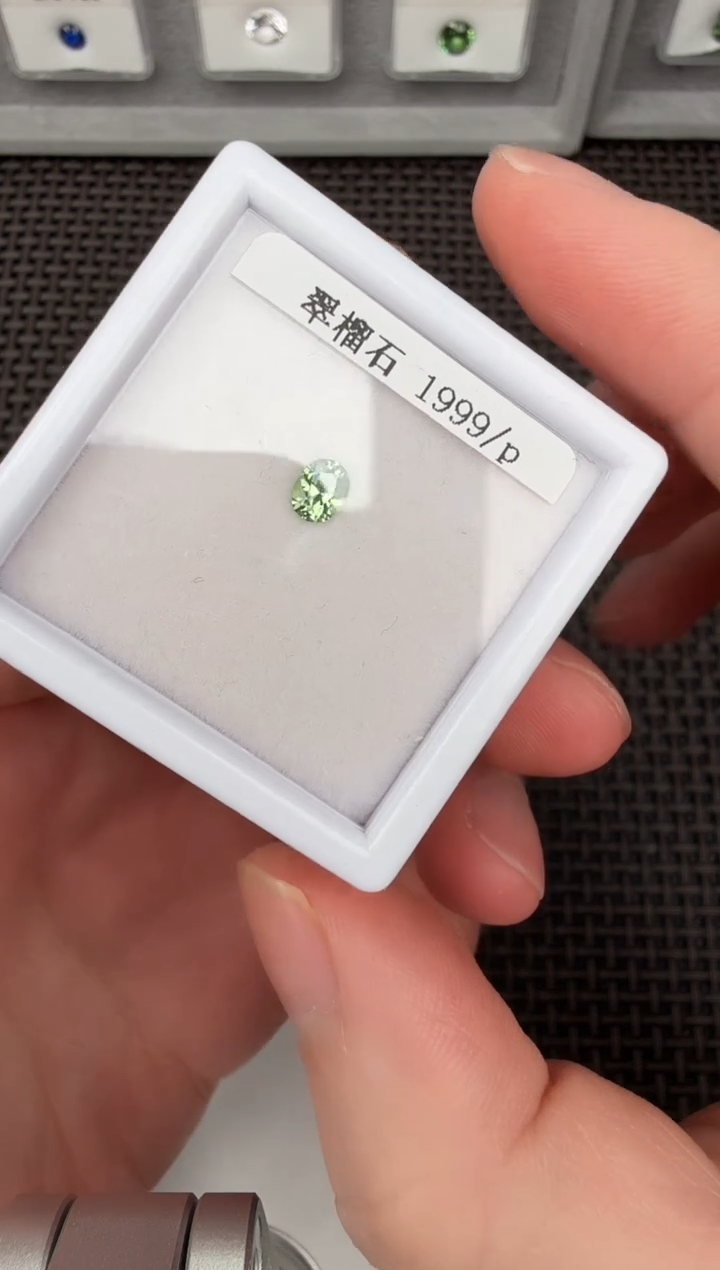 【闪购商品】翠榴石椭圆未镶嵌0.4-B012120