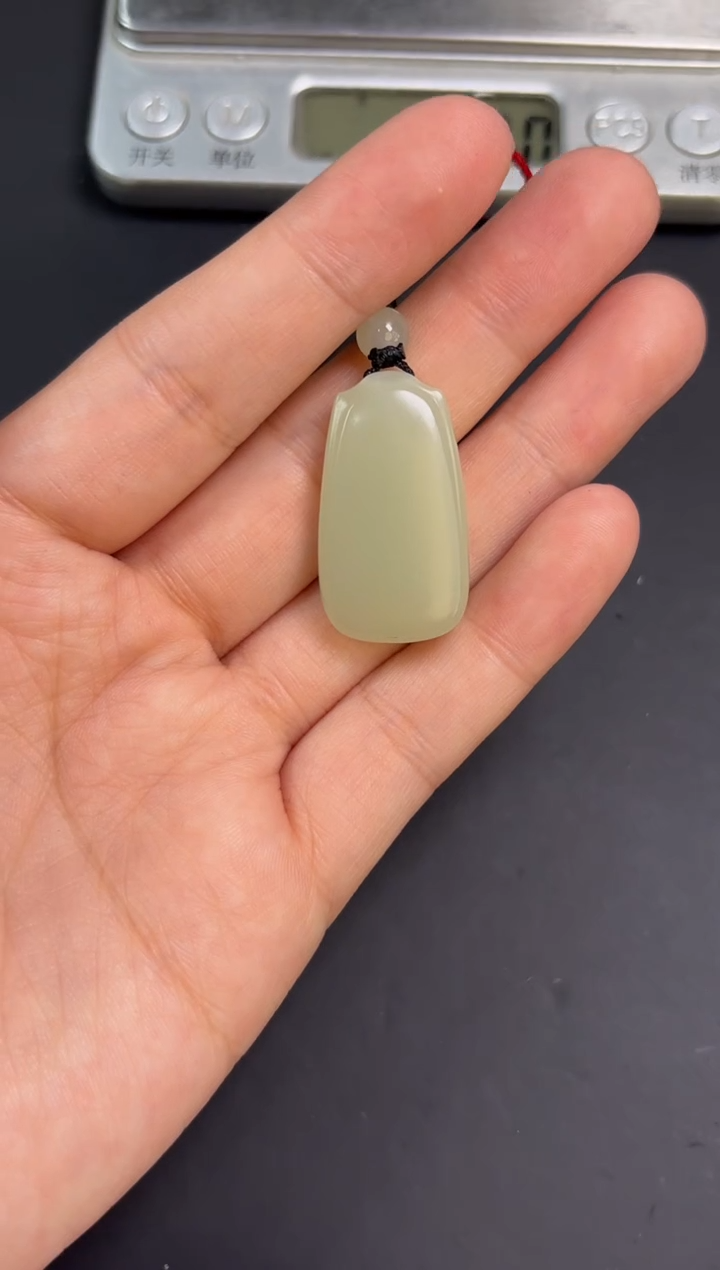 【闪购商品】和田玉吊坠(赠链)未镶嵌且末微色差迪克兰吊坠