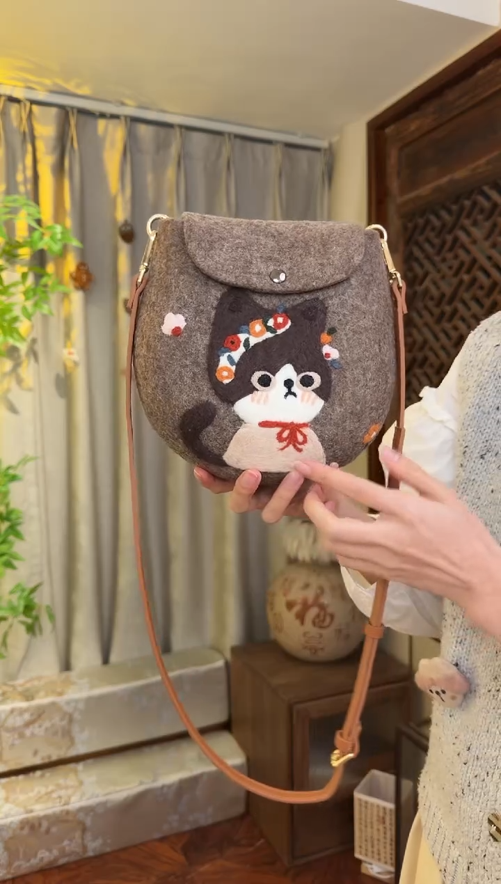 羊毛非遗羊毛毡包 蛋蛋包花环猫咪