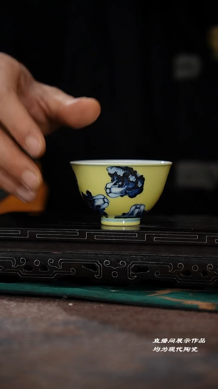 头***变53-1黄底白菜品茗杯（元煦）