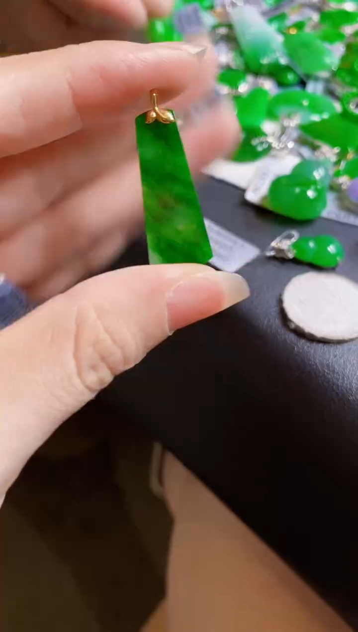 翡翠18K金镶嵌颈饰吊坠