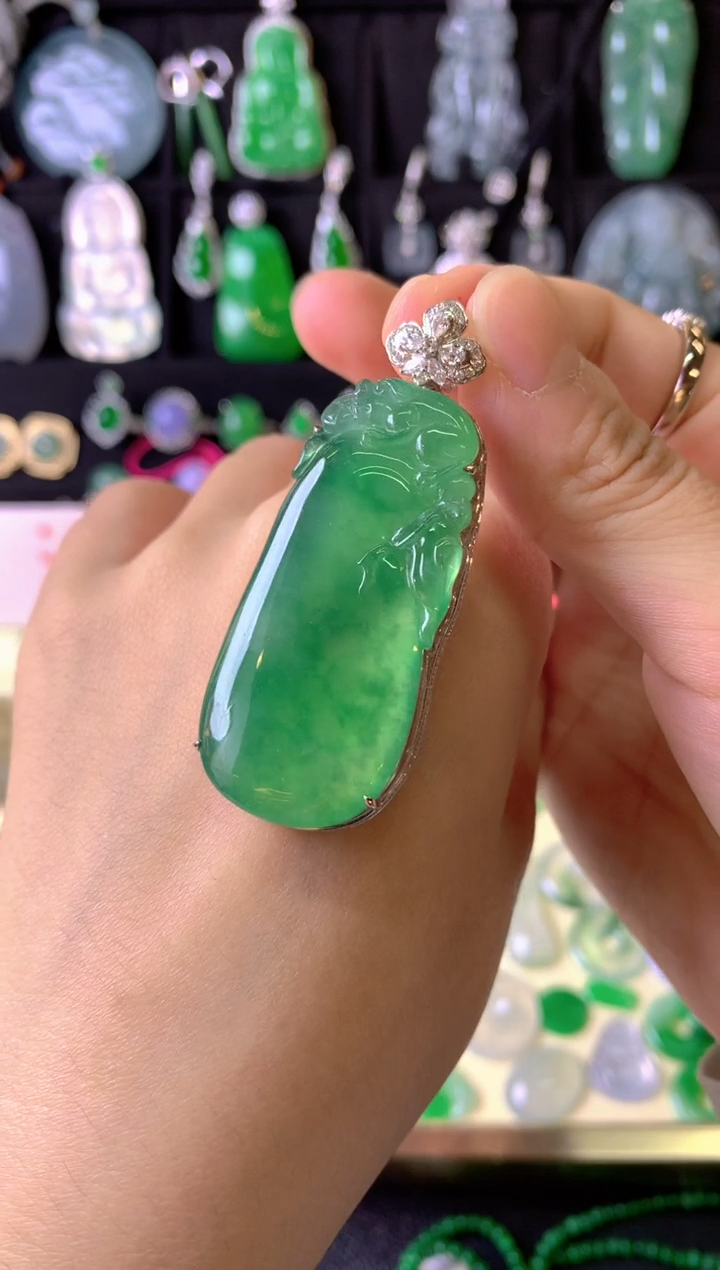 翡翠18K金镶嵌颈饰成品吊坠总价7.3万分单