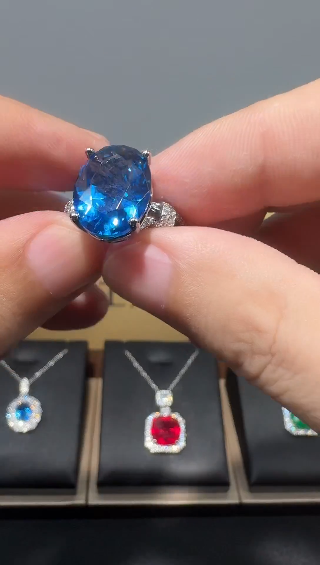 戒指蓝宝石18K金镶嵌555