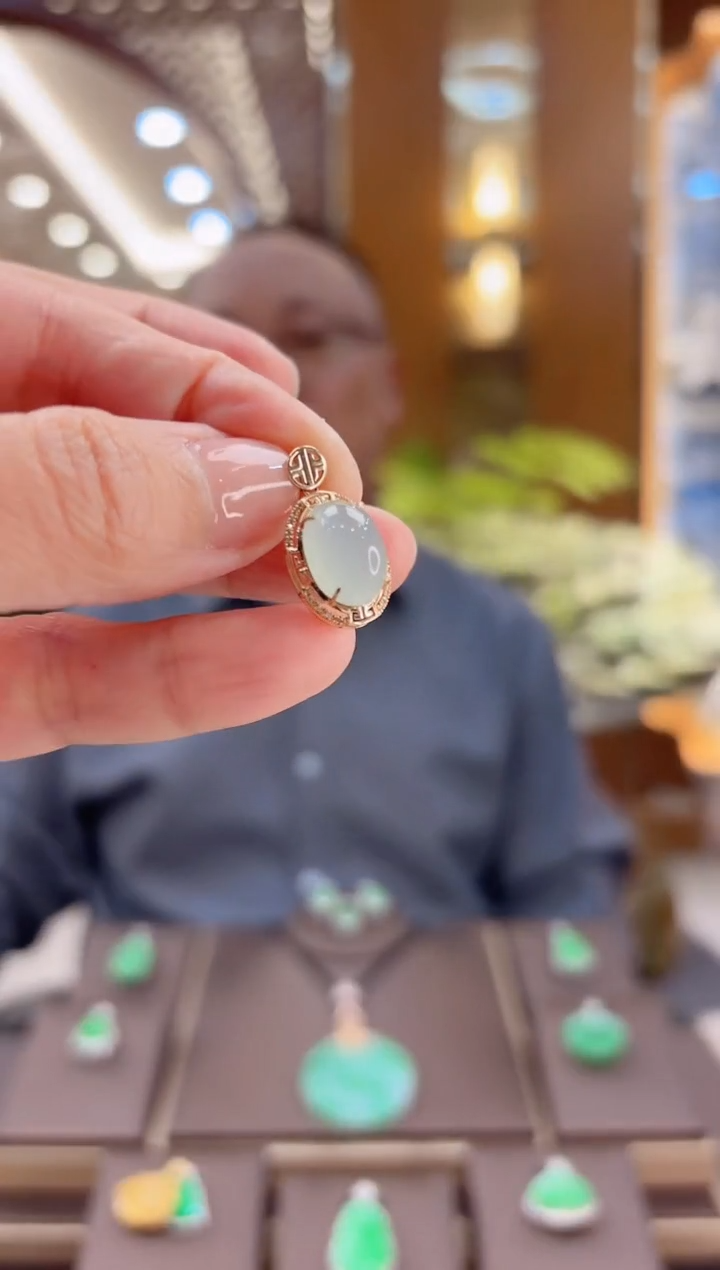 【闪购商品】翡翠吊坠(赠链)18K金镶嵌冰蛋吊坠