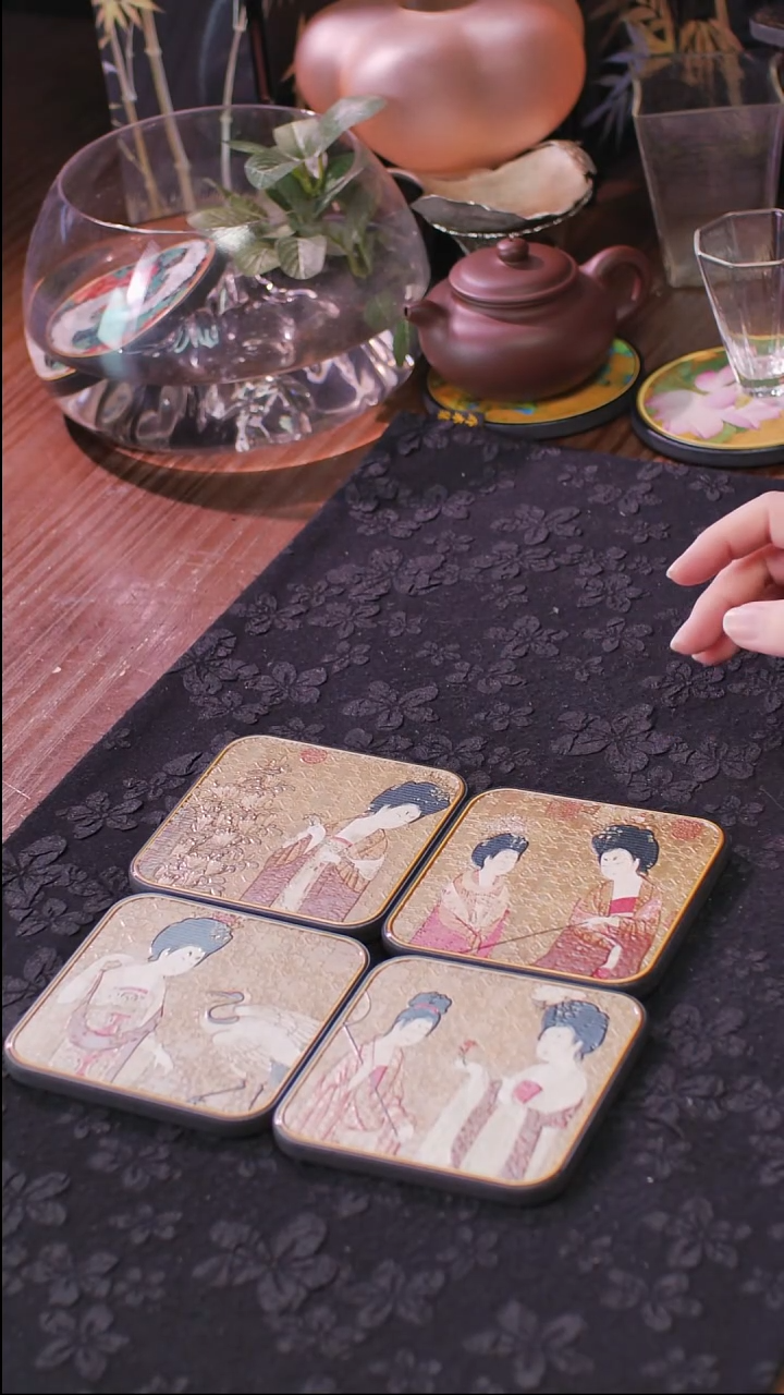 壹藏贰宝簪花仕女图案杯垫一套