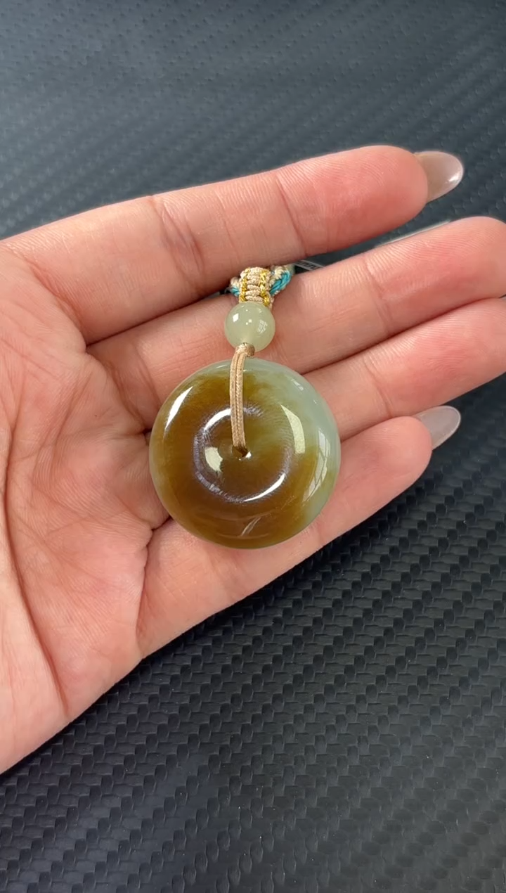 和田玉未镶嵌吊坠(赠链)且末微色差近2矿平安扣