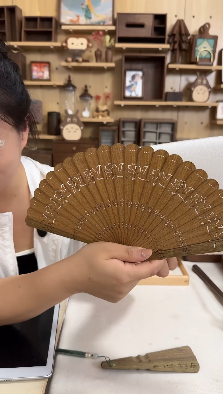 木绿檀木莲花苏扇