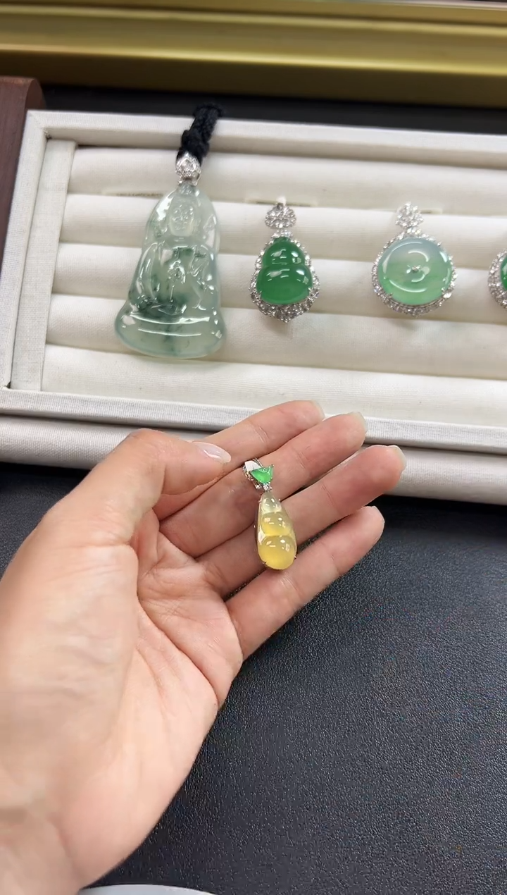 颈饰18K金镶嵌翡翠@****菜KHJ1222-019