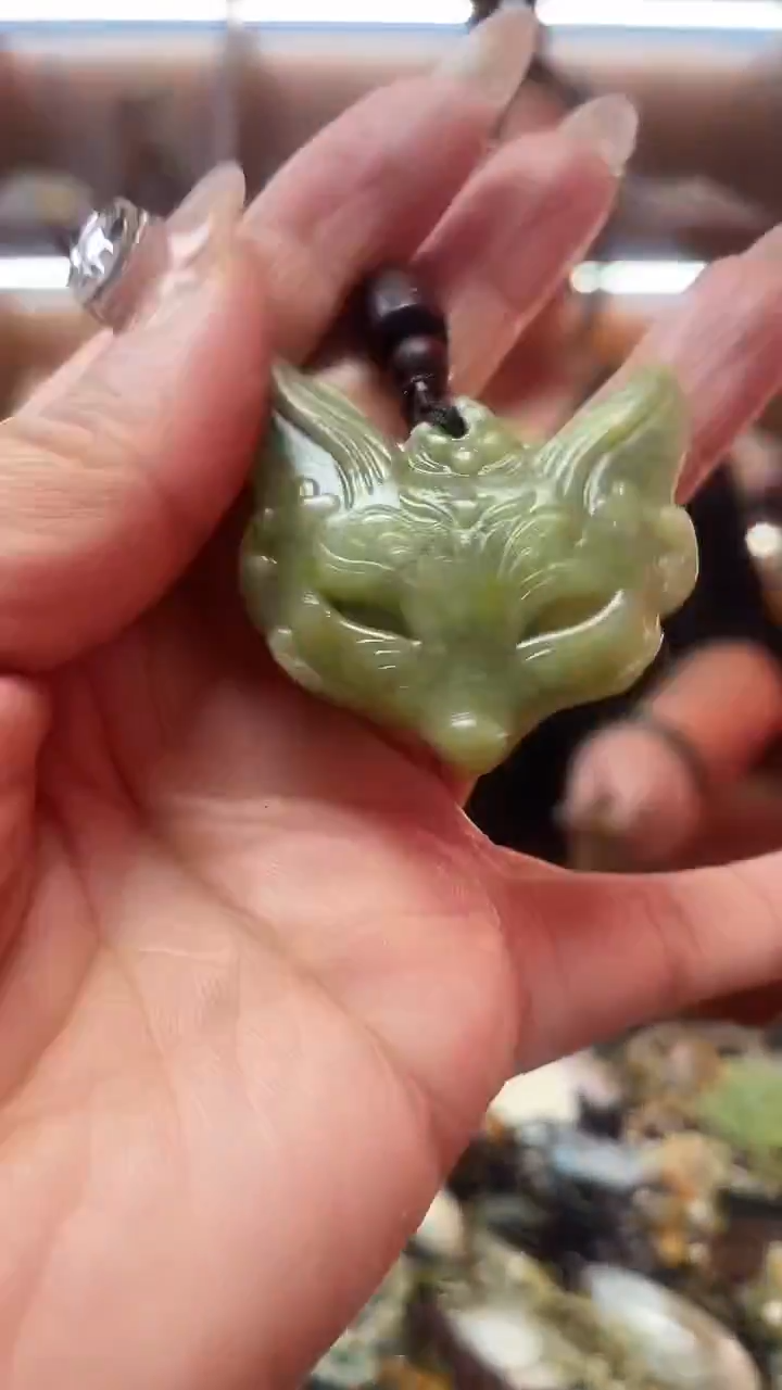 未镶嵌蛇纹石玉吊坠  