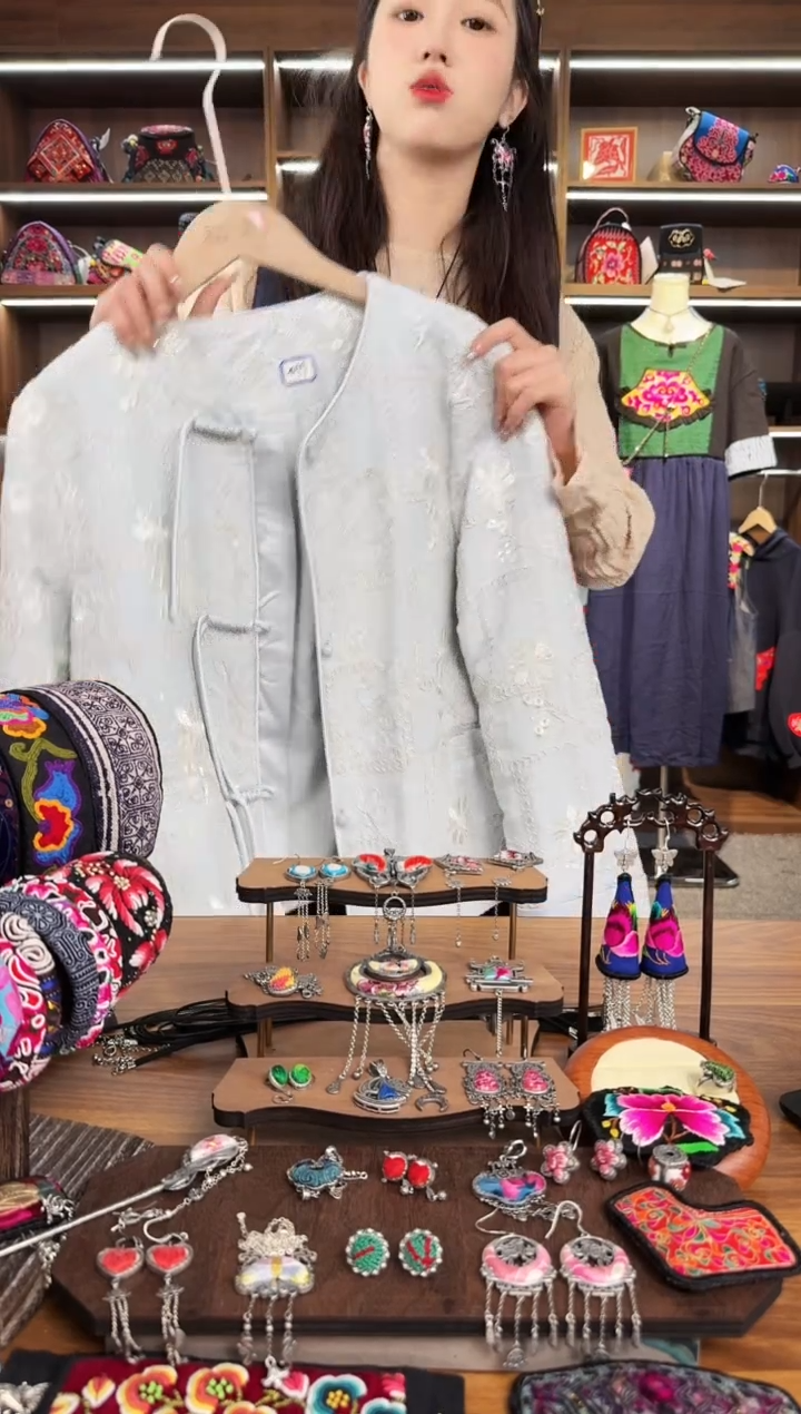 【闪购商品】织绣A49蒙阿苏苗绣传承