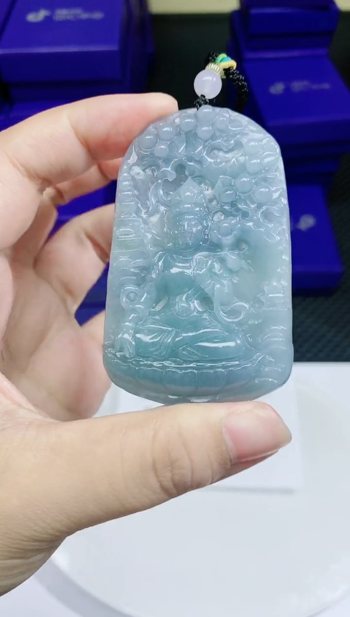 翡翠未镶嵌颈饰              