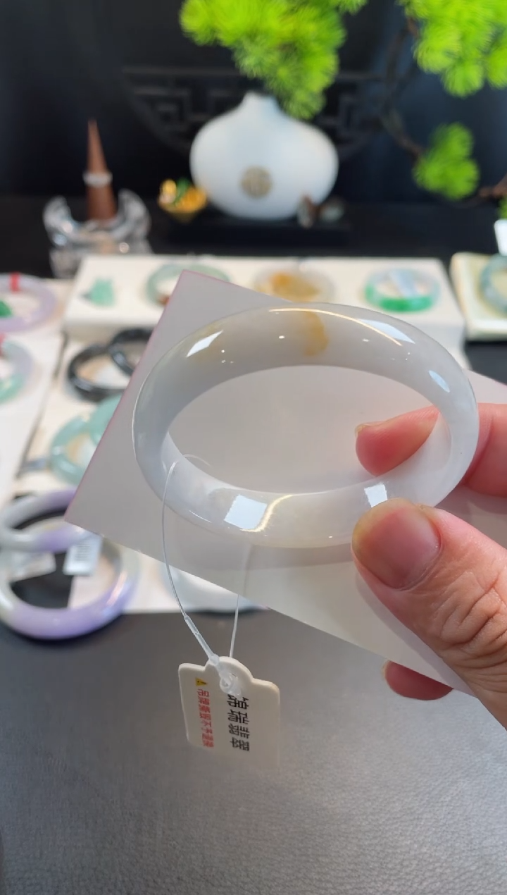 翡翠手镯未镶嵌53贵妃 有纹裂