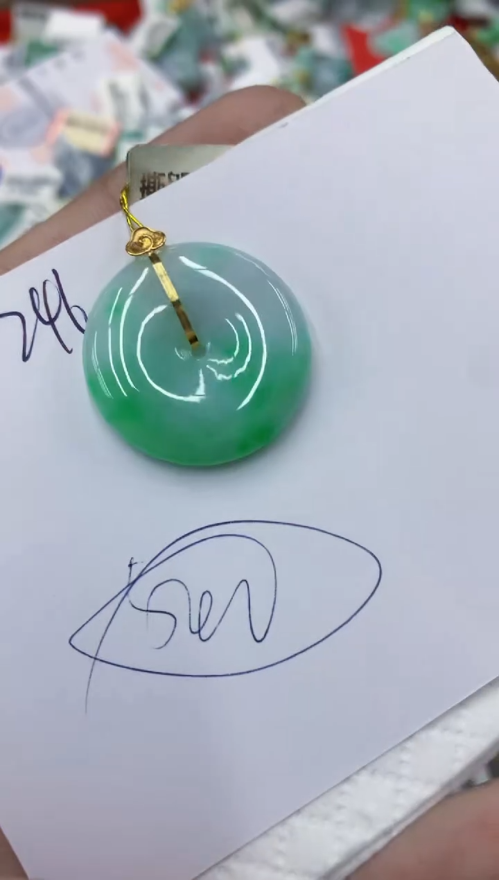 翡翠18K金镶嵌颈饰11111111111