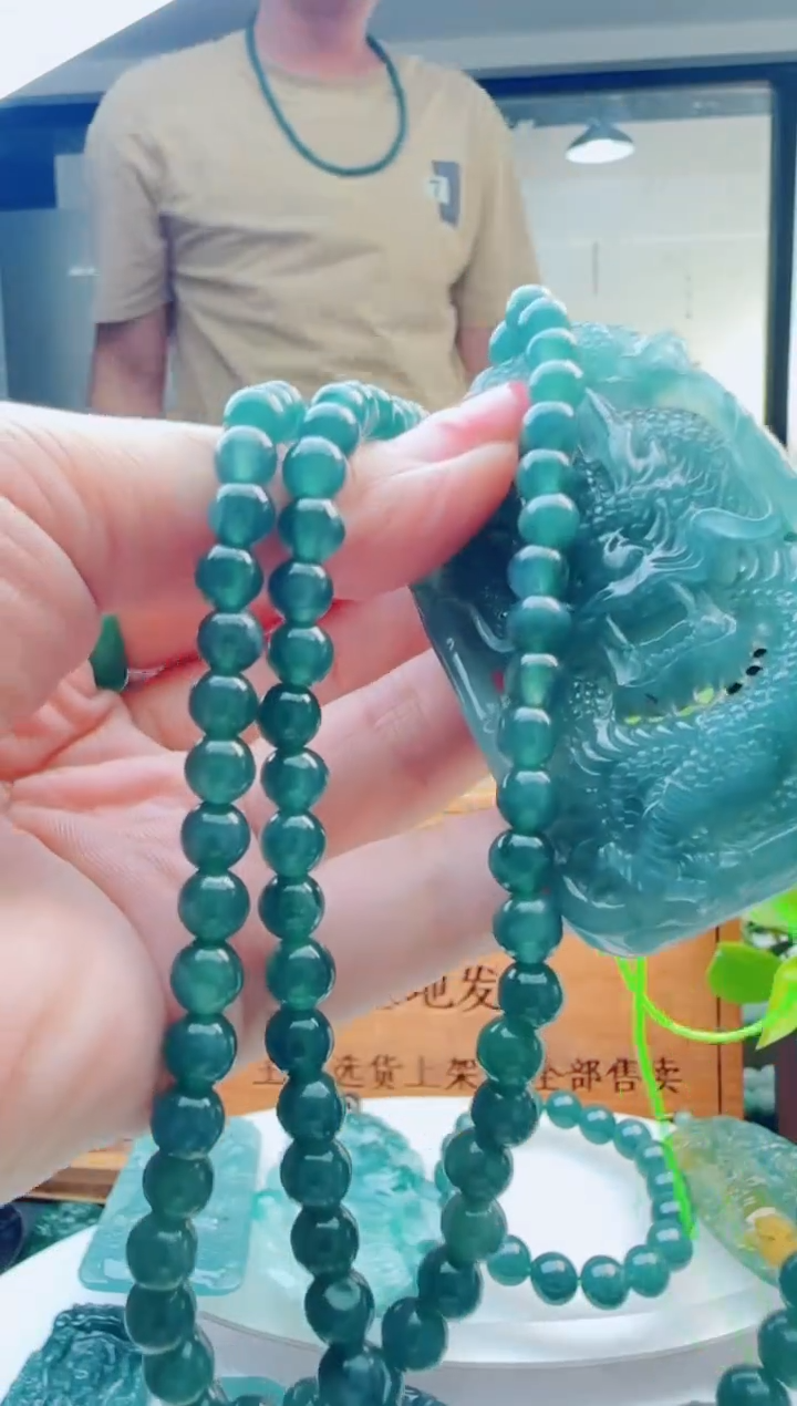 翡翠未镶嵌颈饰多样性发货其中一件