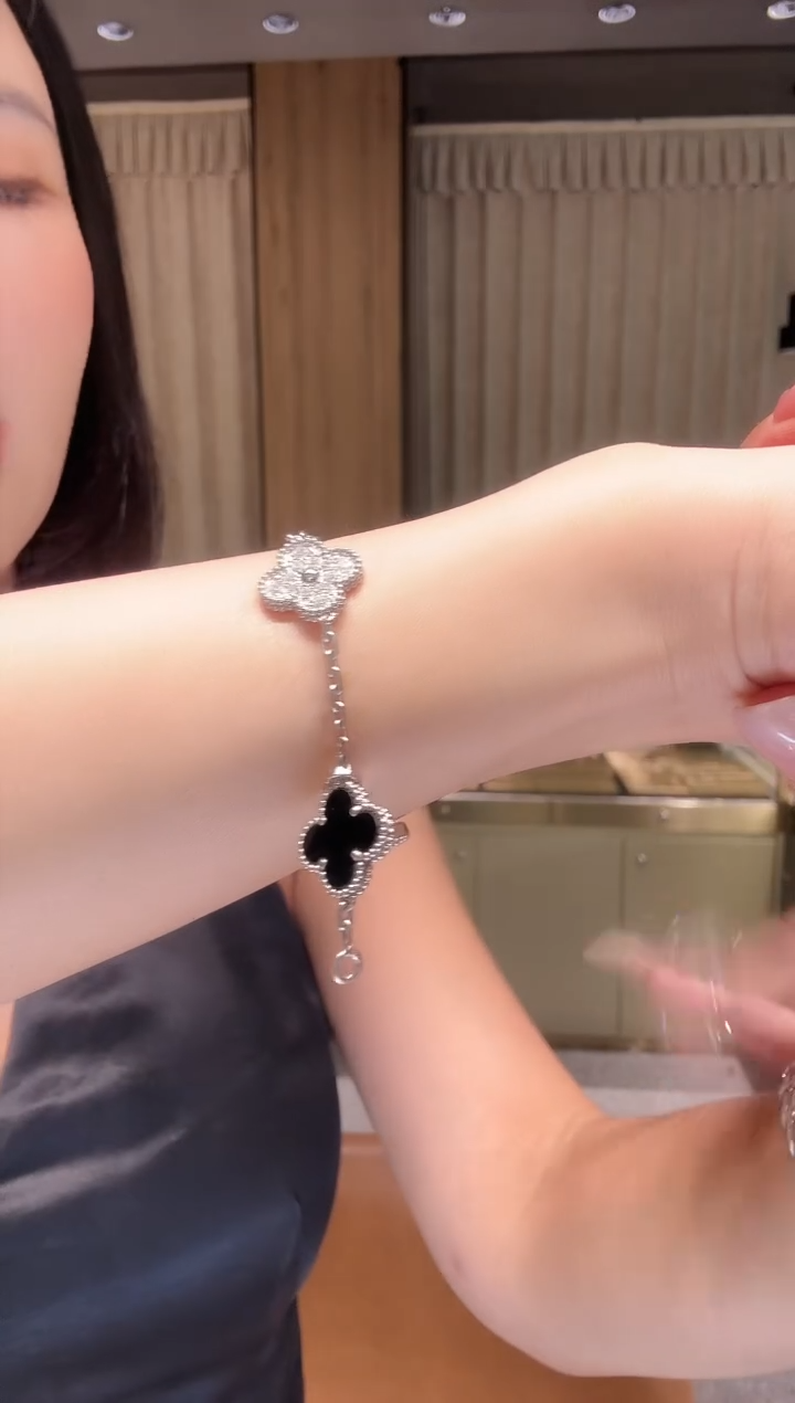 手链18K金镶嵌钻石熊猫