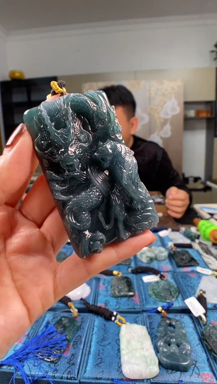 颈饰未镶嵌翡翠 多样性发其一