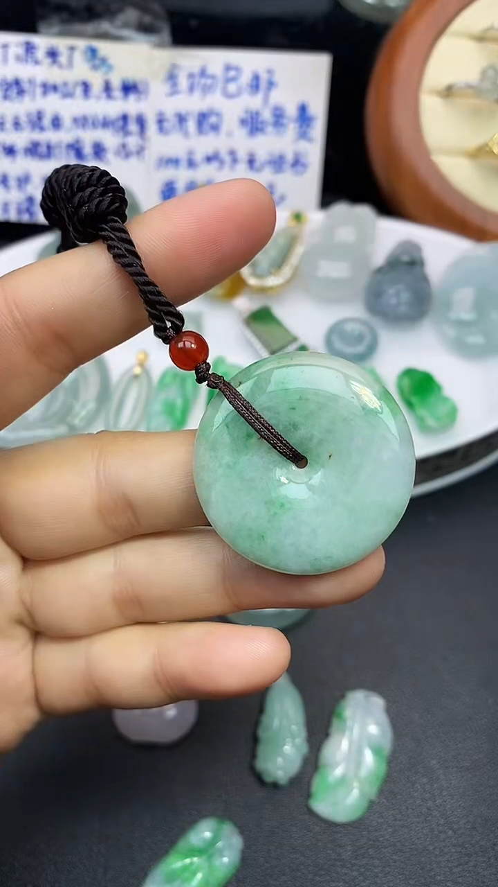 颈饰未镶嵌翡翠吊坠