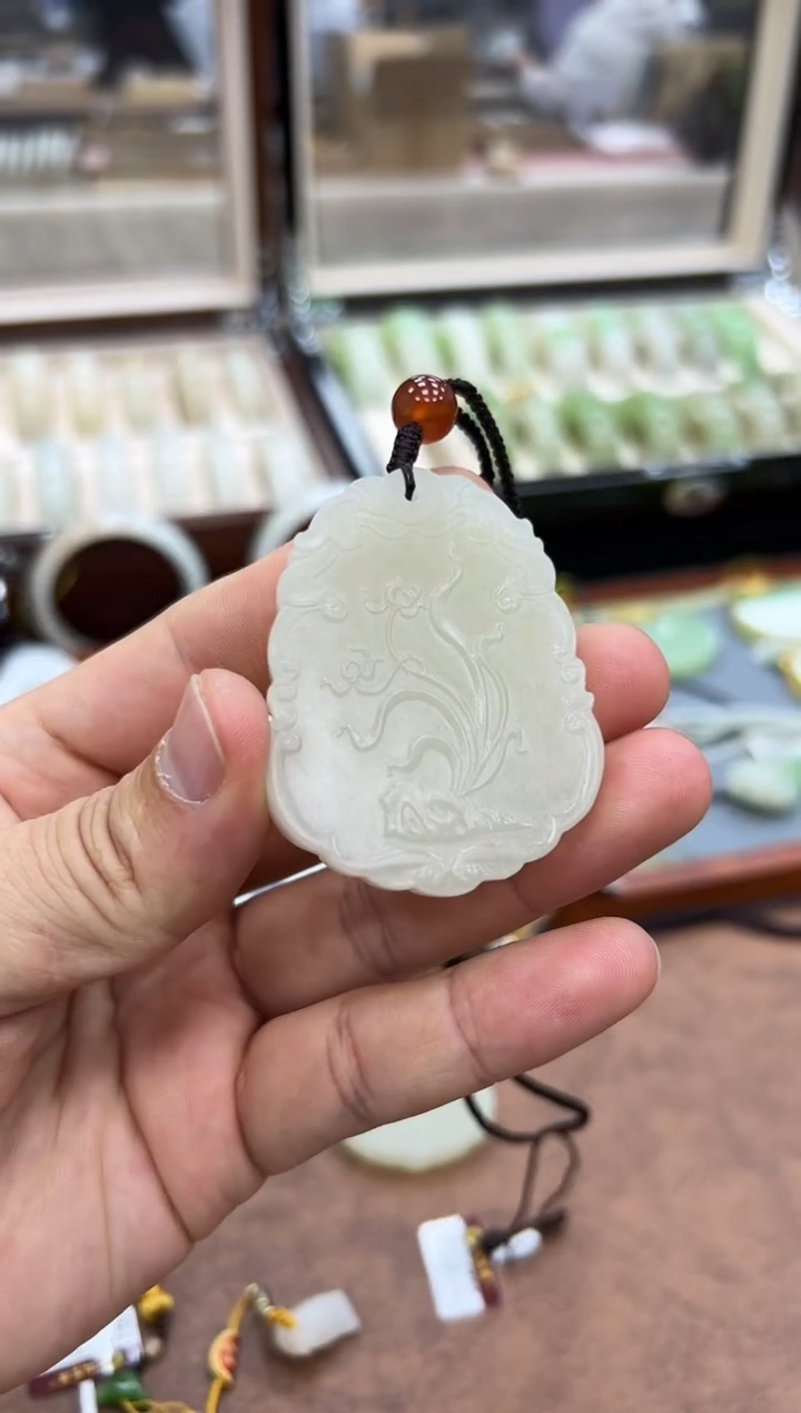 【闪购商品】和田玉吊坠未镶嵌野牛沟兰花佩