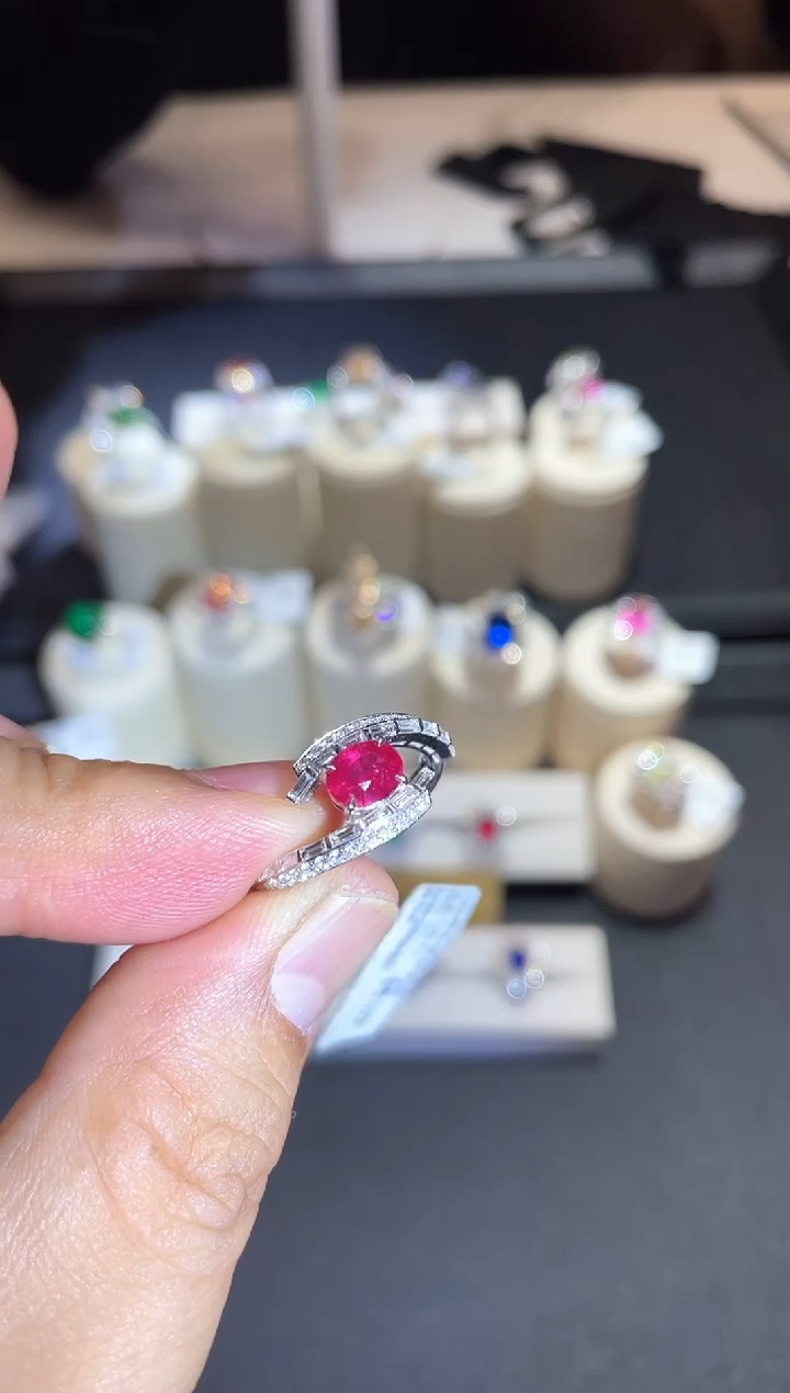 红宝石戒指18K金镶嵌1.02ct