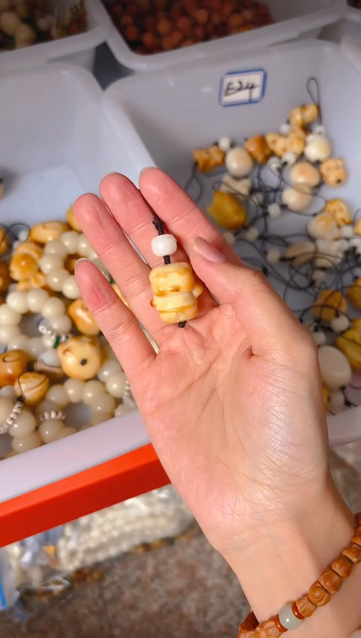 吊坠菩提根/象牙果小猪手机链