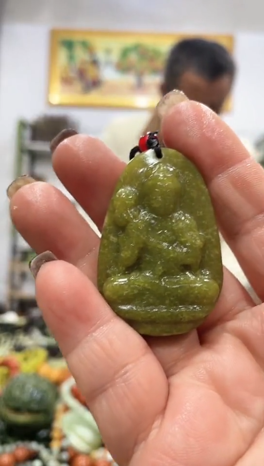 未镶嵌蛇纹石玉吊坠   