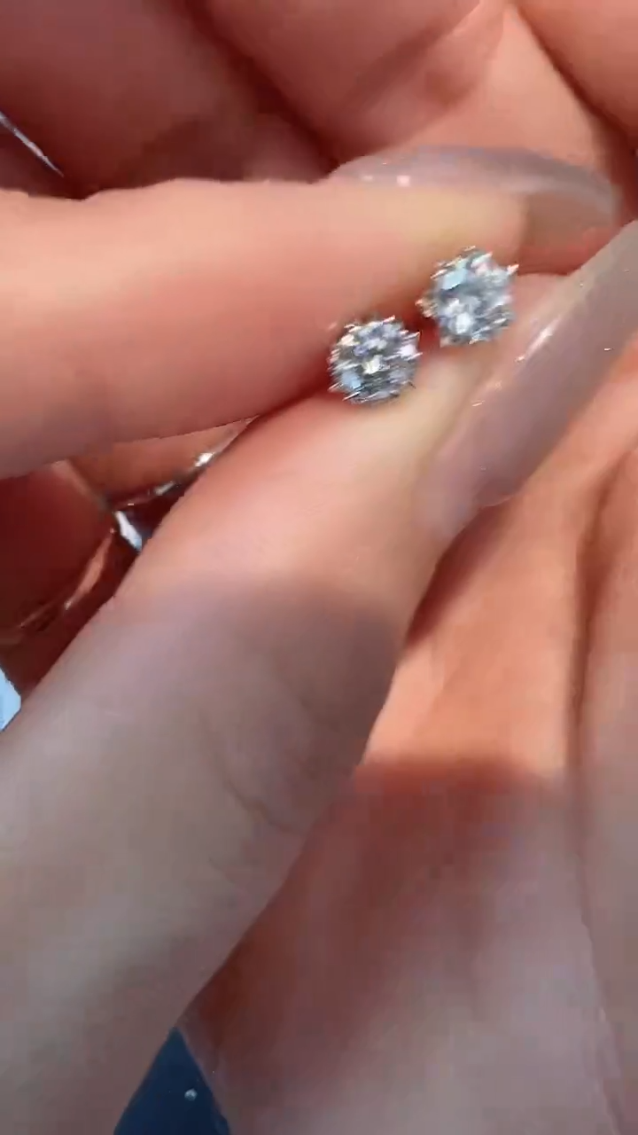 【闪购商品】钻石耳饰18K金镶嵌耳钉