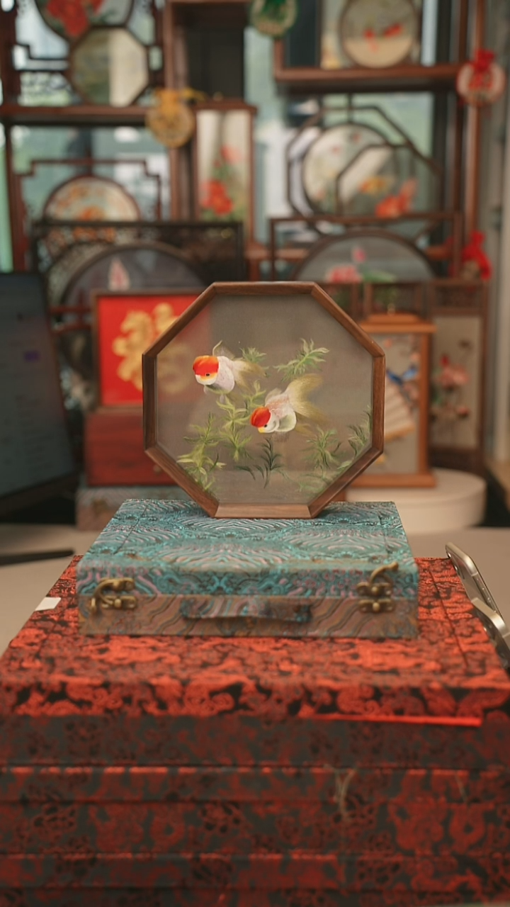 扇子苏绣双面绣八角台屏胡桃木框大号20CM