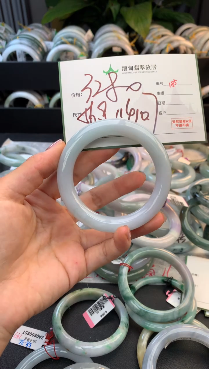 未镶嵌定制翡翠毛货需精细抛光+多人