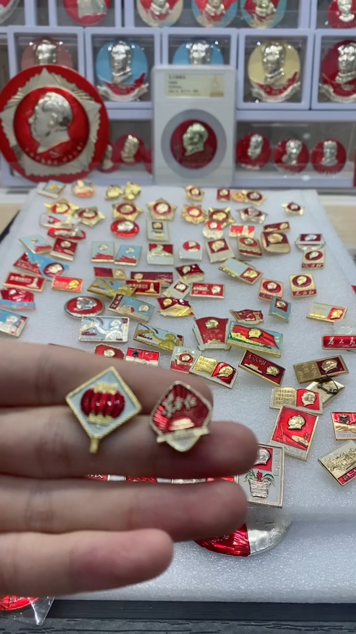 【闪购商品】其他普通金属红色纪念章 两枚 