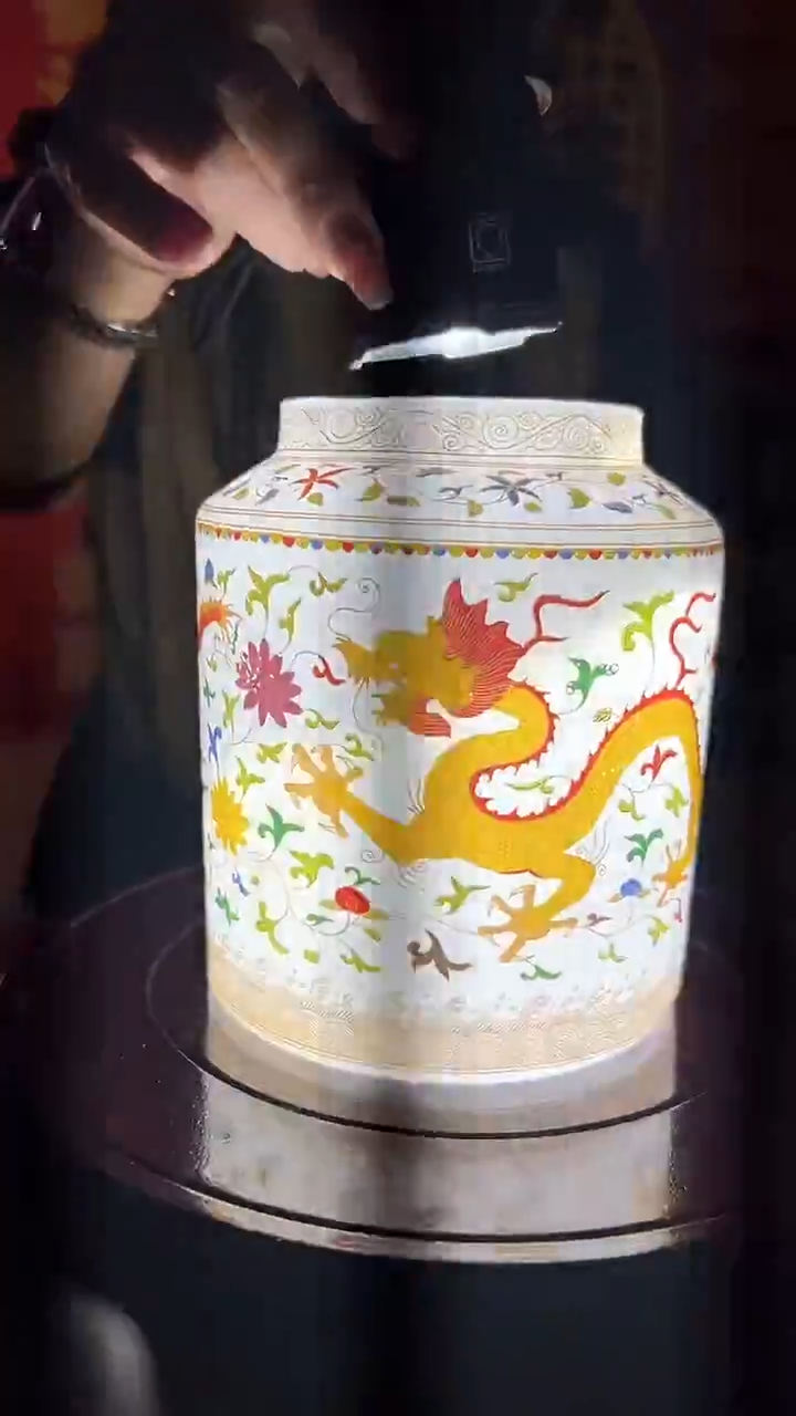 其他陶瓷景德镇陶瓷龙纹盖罐（一比一复刻）