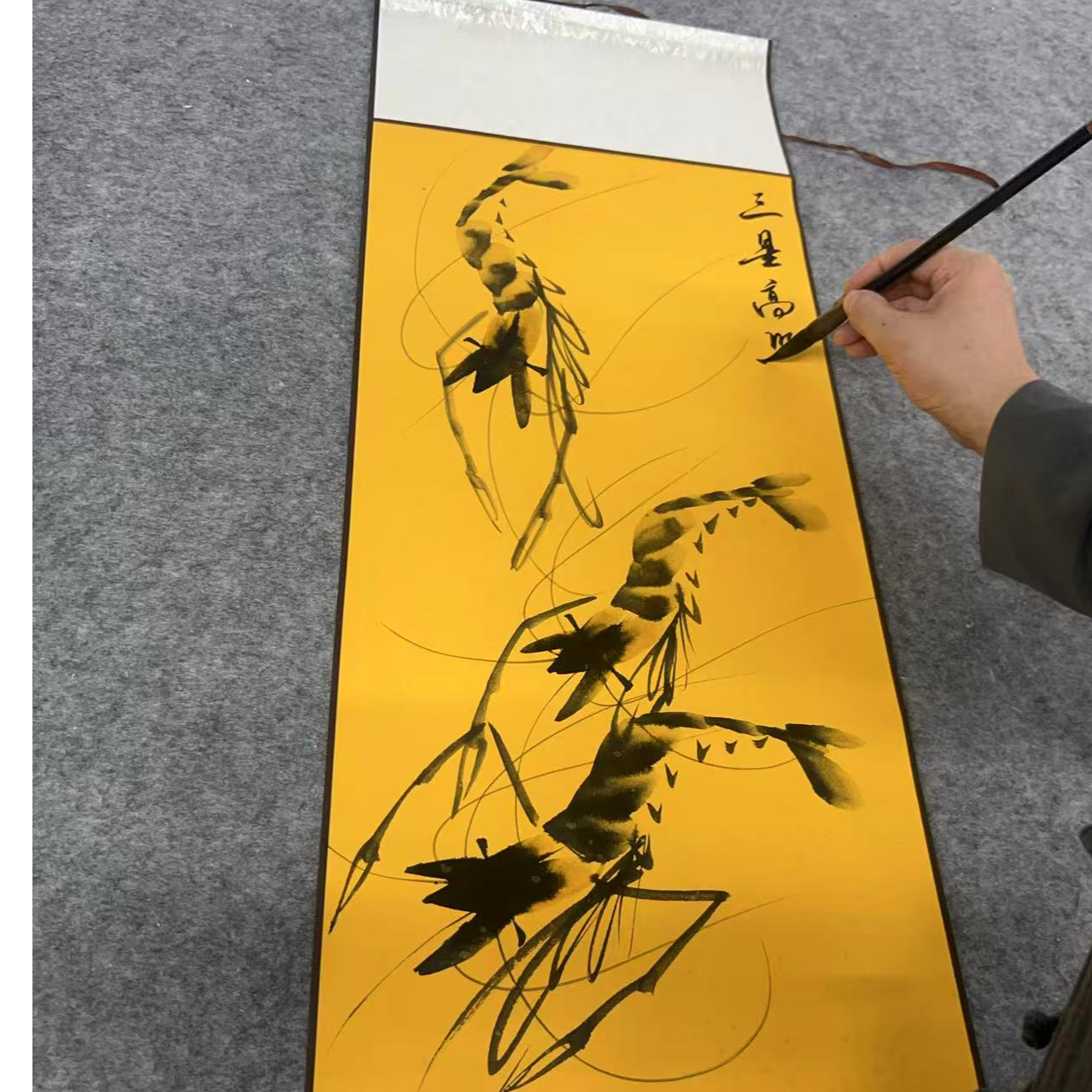 纯手绘国画霍志楠作品《三星高照》虾，95*31cm佛黄实木卷轴装裱