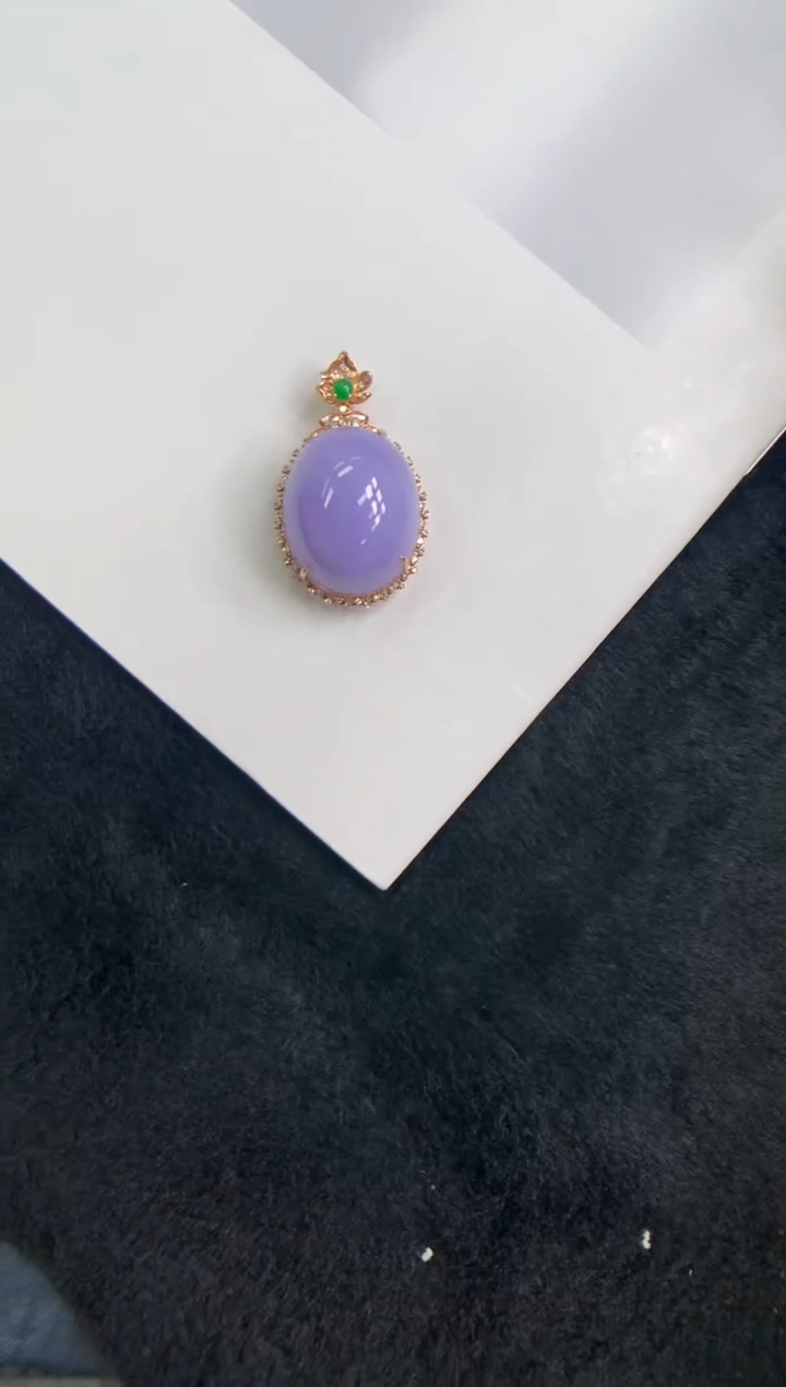 颈饰18K金镶嵌翡翠蛋面