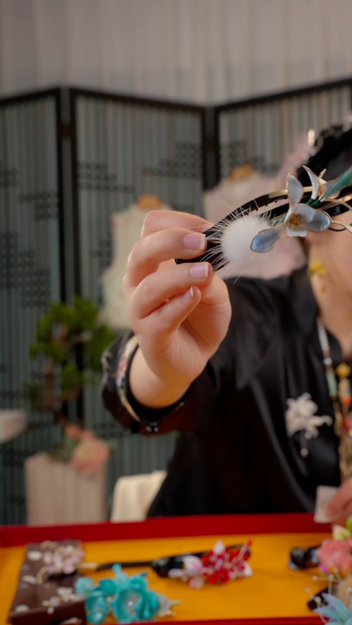 刺绣达****o非遗绒花苏绣饰品