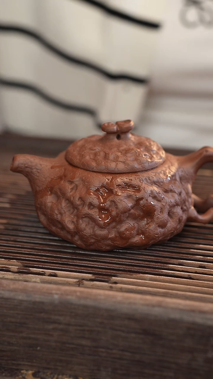 茶壶紫砂供春 变色龙 270cc