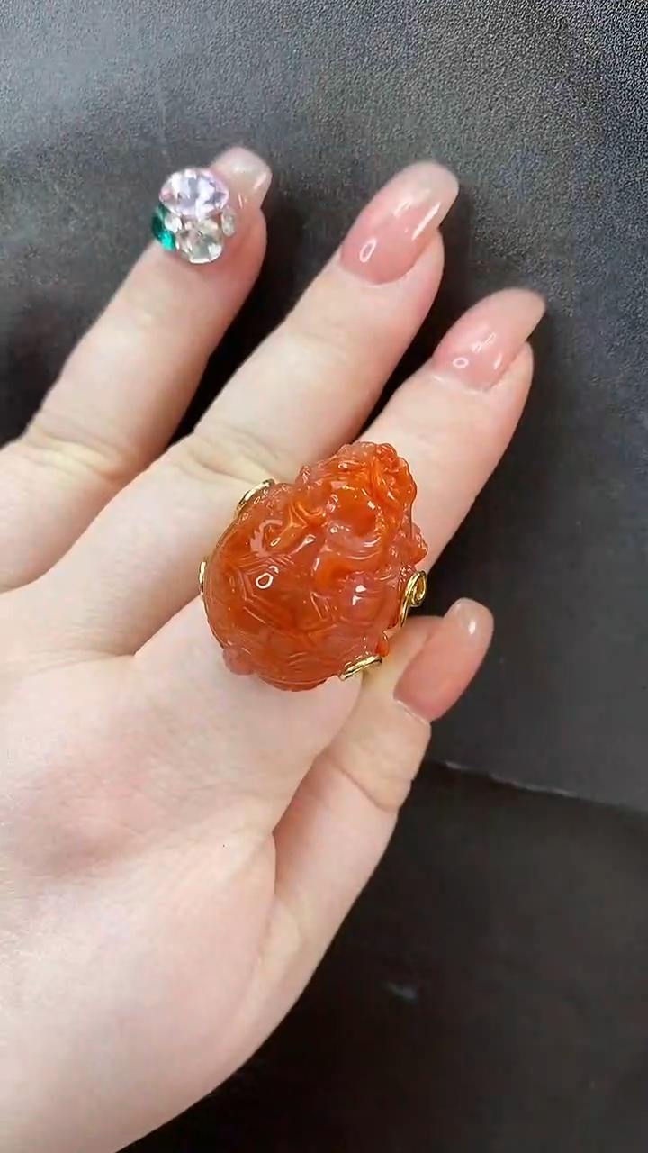 颈饰未镶嵌南红玛瑙戒指