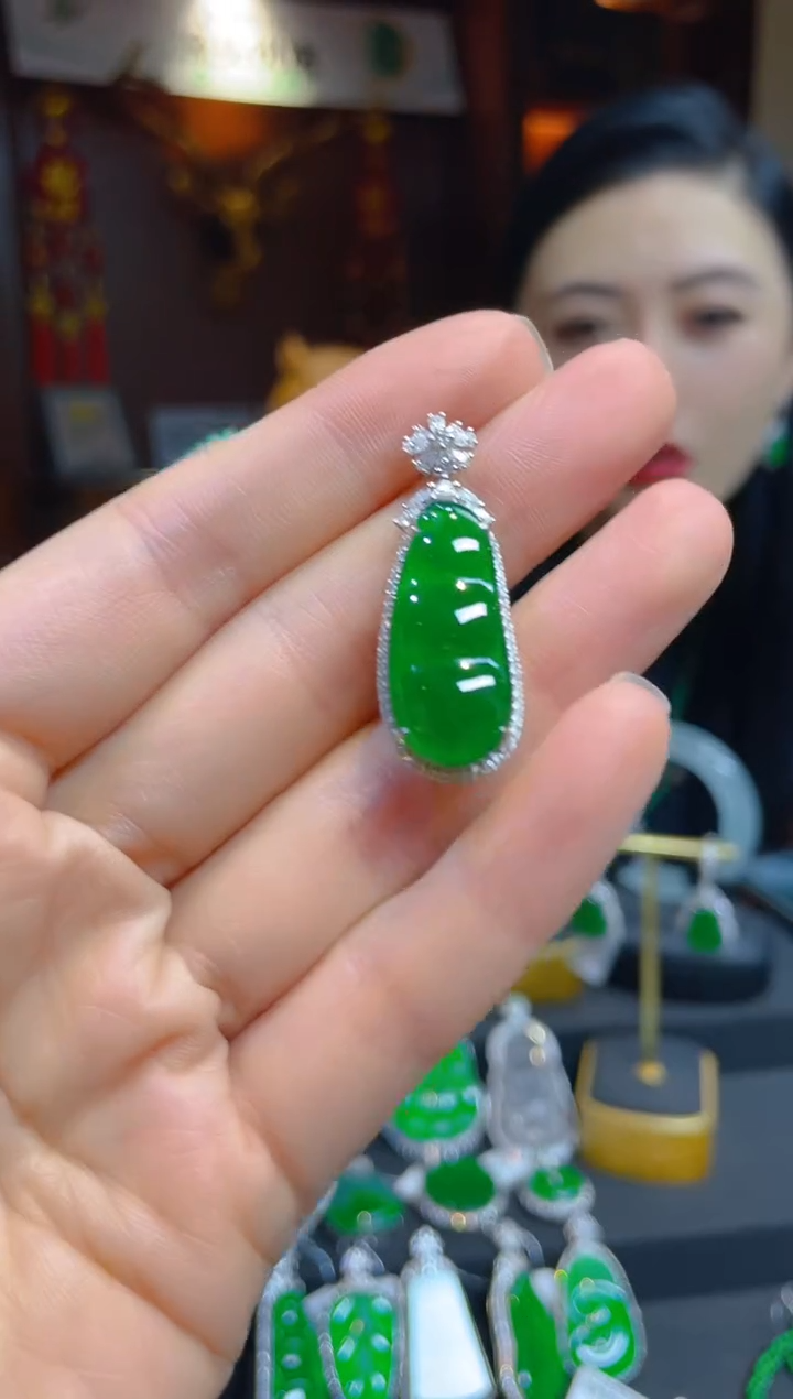 【闪购商品】翡翠颈饰18K金镶嵌118559天然A货翡翠豆子吊坠