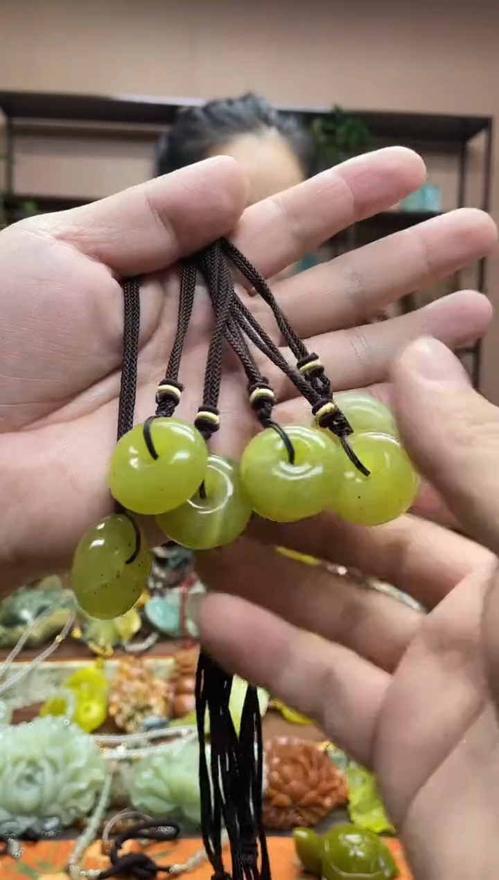 未镶嵌岫玉颈饰多样性发货发其中之一