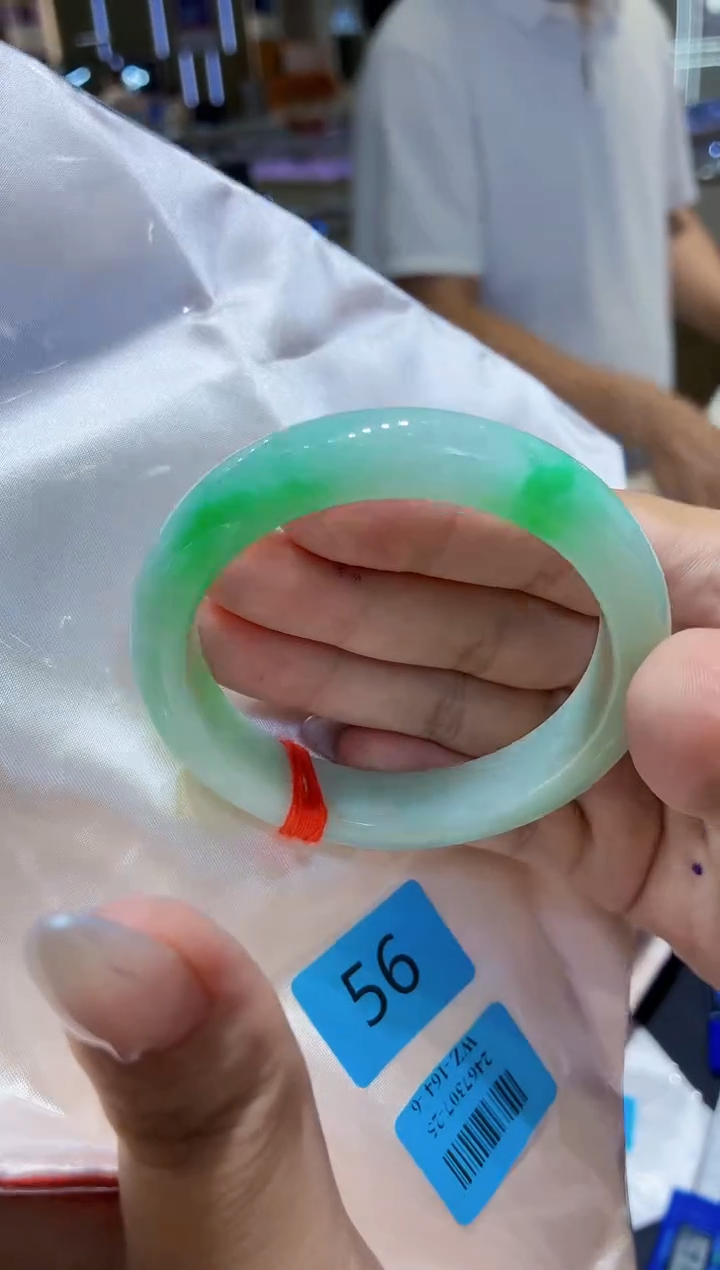 翡翠手镯未镶嵌翡翠手镯